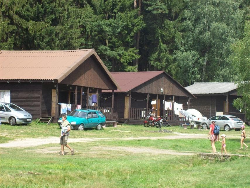 Areál autokempu Zvůle s chatkami u lesa